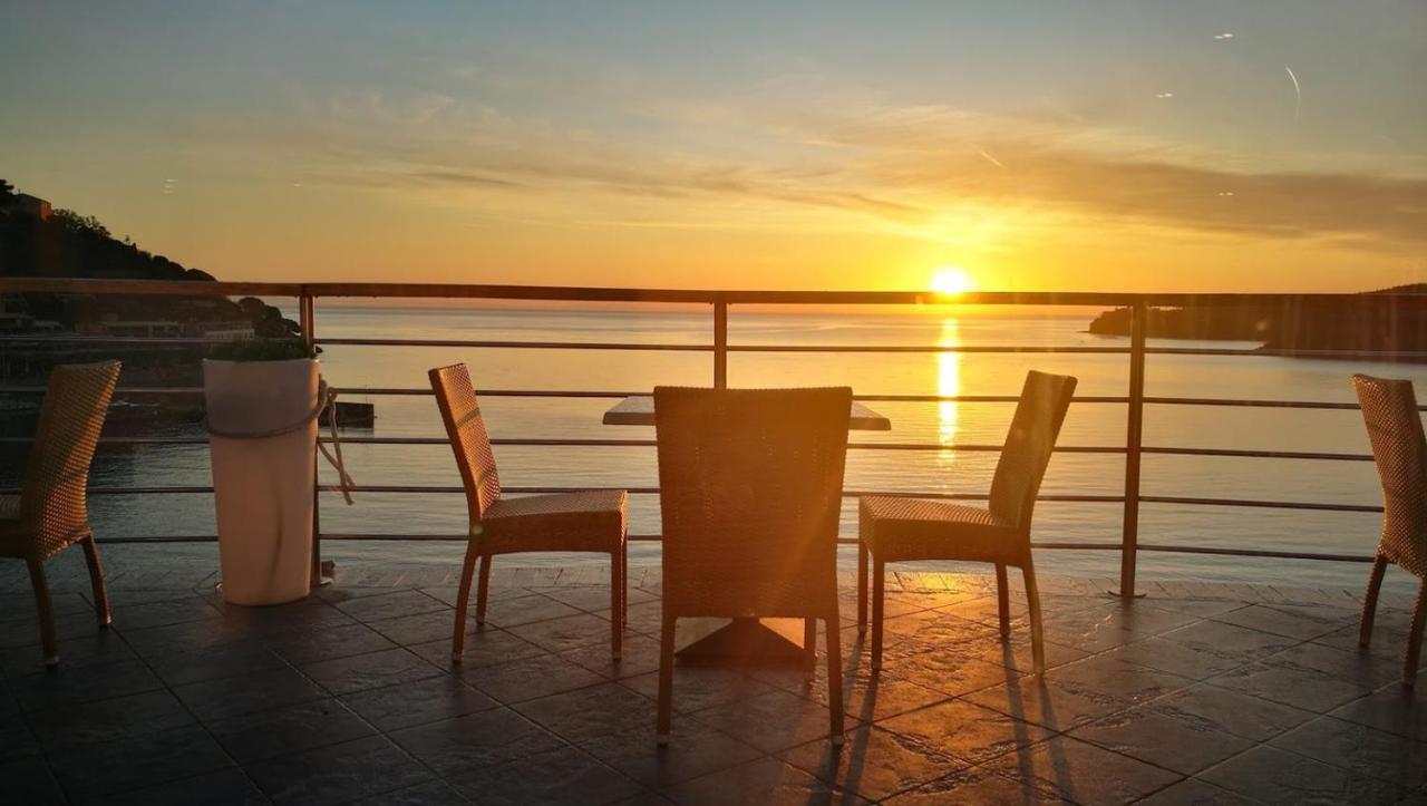 Hotel Plaza Porto Azzurro Eksteriør billede